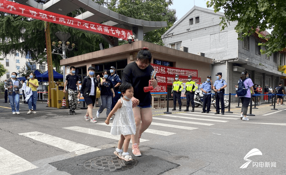 高考最后一天，三岁萌娃冲上去迎接刚出考场的姐姐