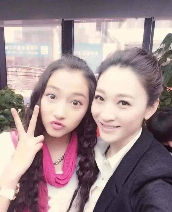 同龄人|李小冉的确是44岁,但素颜太清纯了,衬得同龄人好老!