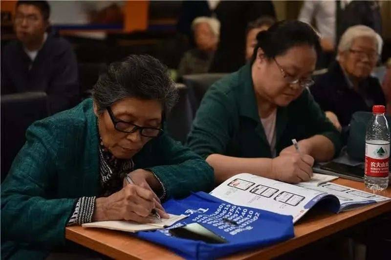 不会用智能机的老人