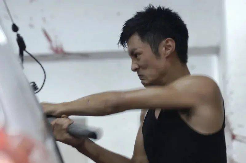 服装|深扒悬疑片服装隐喻：穿成这样能活命