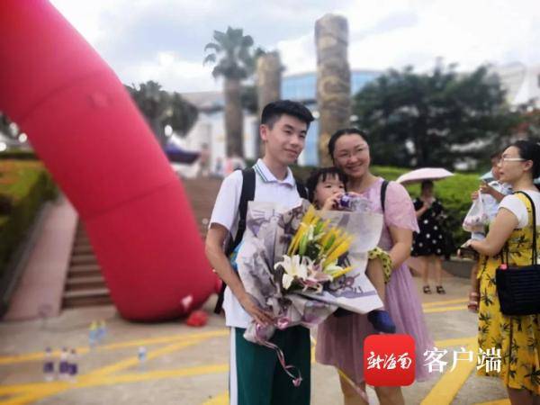 高考|这届家长太会“玩”了！直击高考结束后考场外的精彩瞬间！