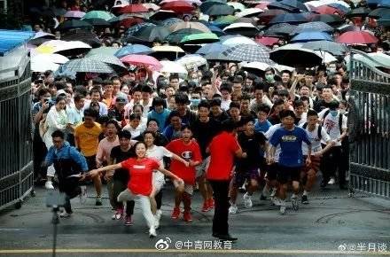 考场|扎心了！走出考场，她哭着说出自己的假期规划