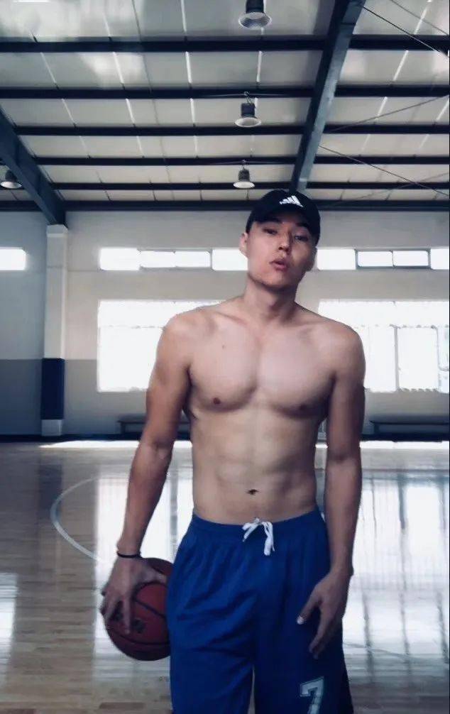 运动|工作量少？生存状态差？听听8位职业男模们怎么说