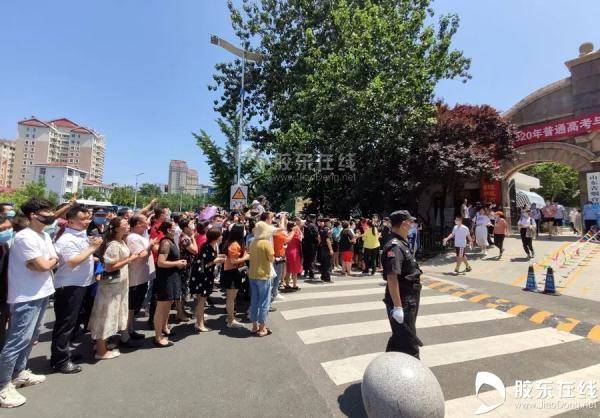 烟台|终于考完了！烟台考场外这一幕看着看着就忍不住了……