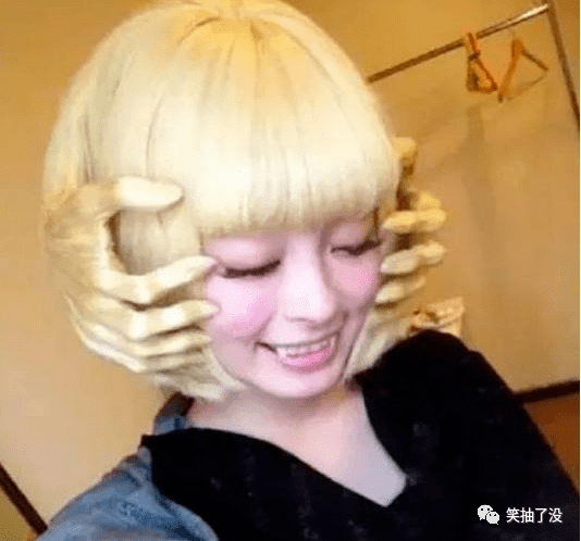 搞笑图片:姑娘,你别伤心了,她肯定不是你亲妈