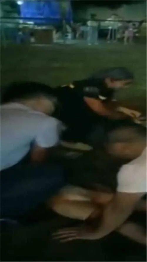 @爸爸带儿子游泳转身去给手机充电！悲剧发生了