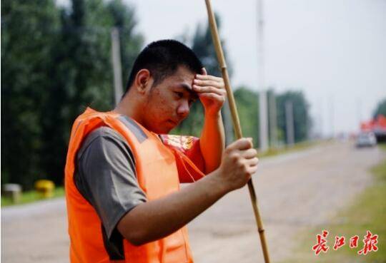 黄君豪|高考结束第二天，这个小伙的选择感动无数人...