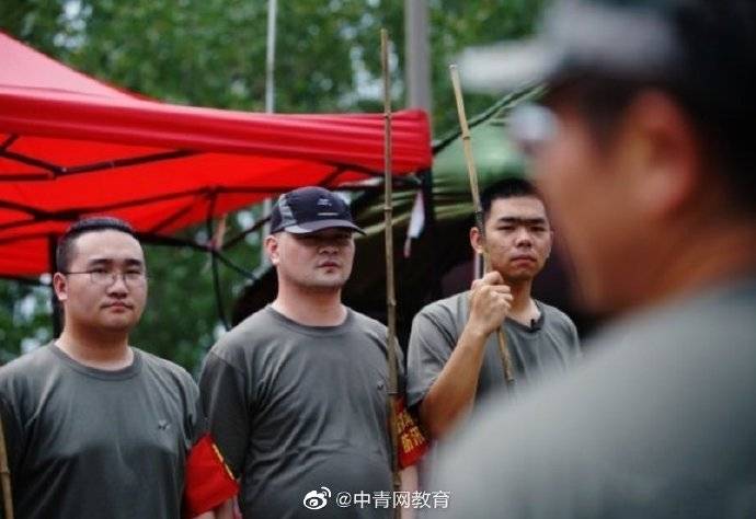 小伙|高考结束第二天，这个小伙的选择感动无数人