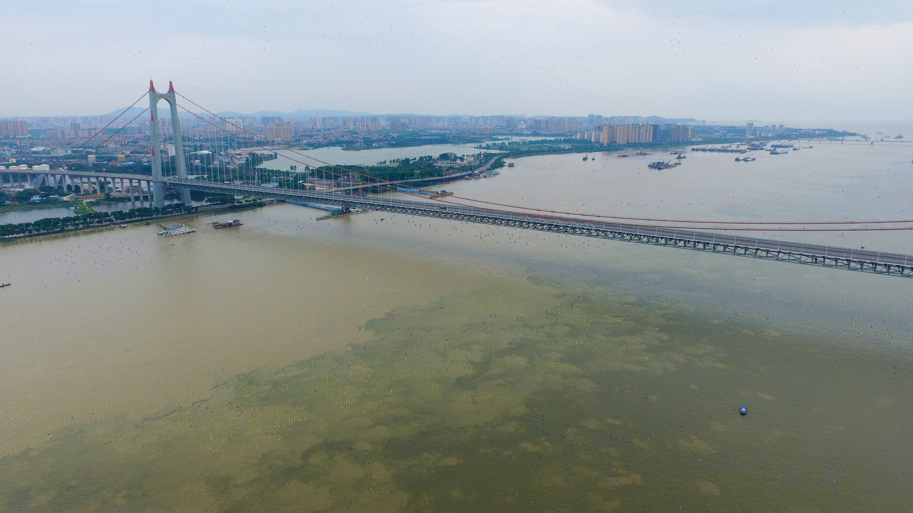 7月12日拍摄的超保证水位下的岳阳洞庭湖特大桥(无人机照片).