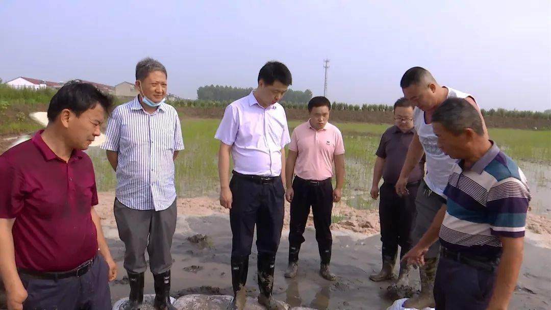 县委副书记、江堤防汛指挥部指挥长肖红军，县委常委、宣传部长杨志文赶