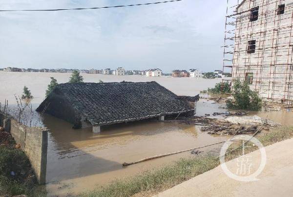 江西鄱阳圩堤决口120米:洪水淹没村庄 村民划船出行