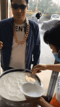 搞笑gif:结合现在的天气,到底是谁穿错了呢