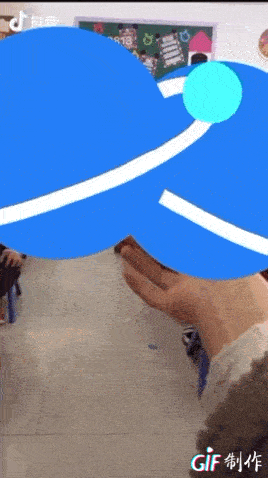 网红女幼师嘴对嘴亲男孩,亲妈点赞,20万人直播围观:我