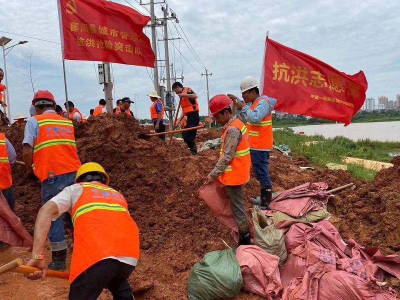 江西鄱阳县遭受洪灾 一线工人组成"抗洪抢险先锋队"