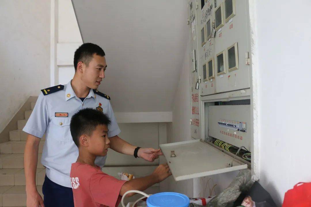 电路|电路突然起火！厦门11岁男孩竟这样做…消防员：＂这波操作给100分＂！