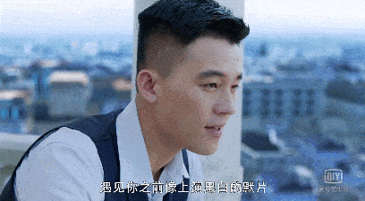 他在剧中实现了多重身份的自如切换,华民初这个并不好演,身份的变化