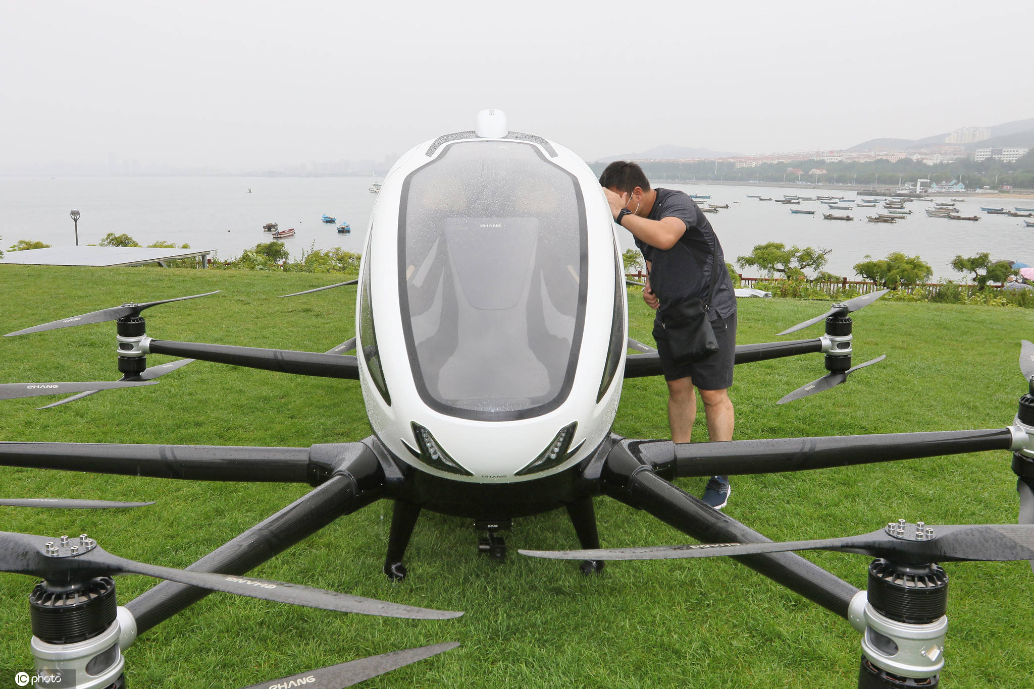 亿航aav216自动驾驶电动飞行器成功进行载人试飞