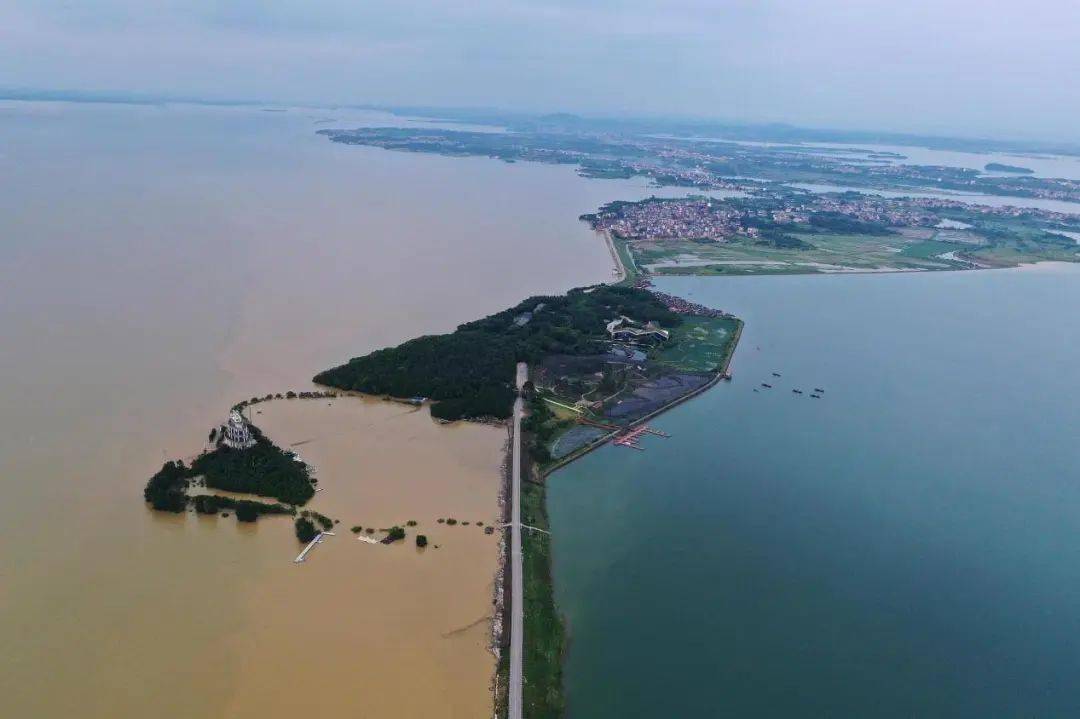 水位高出堤顶1米多，鄱阳湖流域告急！水利工程