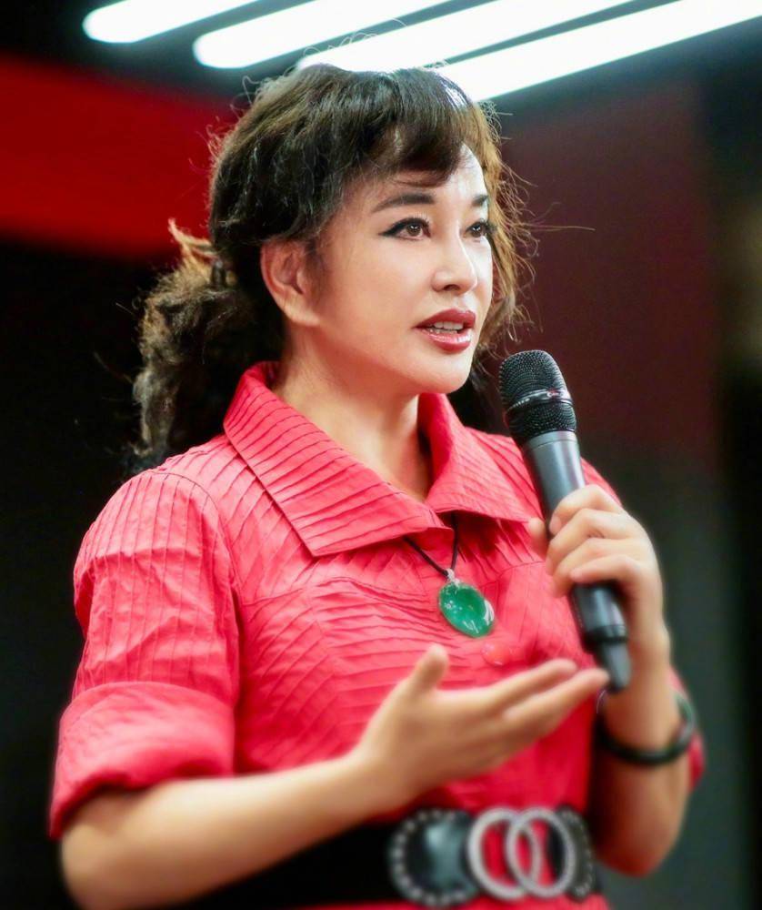 书法展|刘晓庆举办书法展，胸前超大翡翠抢镜，天价珠宝多到戴不完