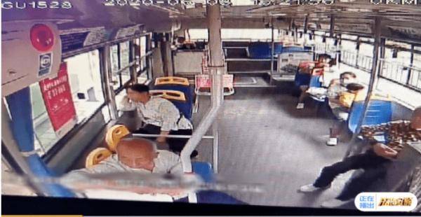 现金|大意！普定一女子公交车上丢了一万元，幸亏民警帮忙找回