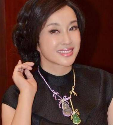 书法展|刘晓庆举办书法展，胸前超大翡翠抢镜，天价珠宝多到戴不完