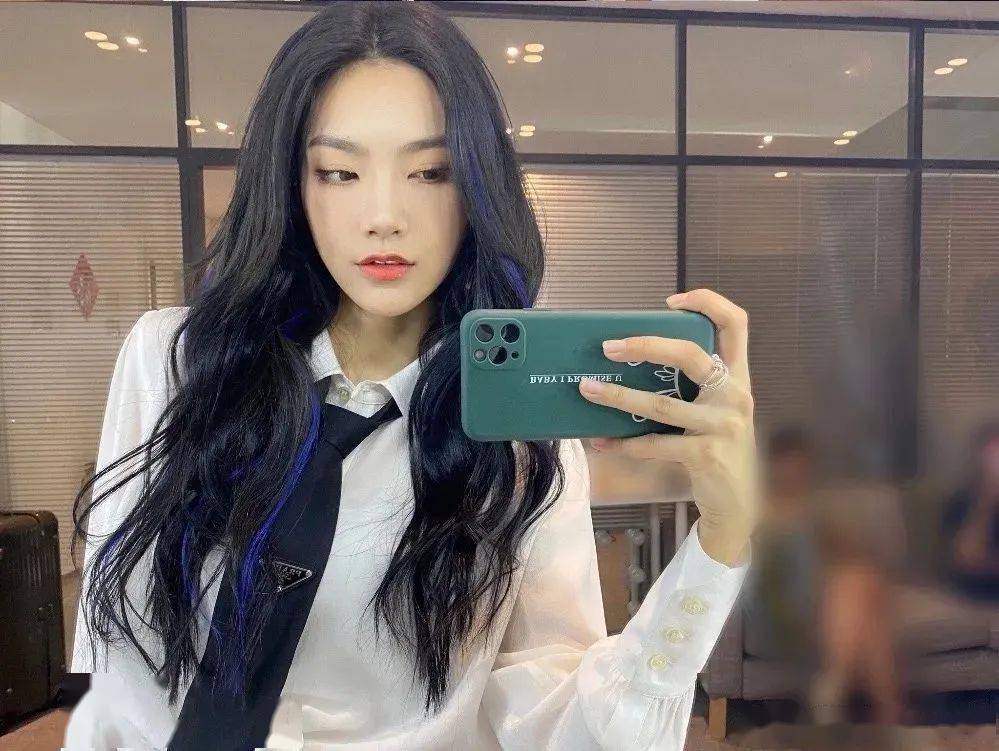 刘海|看了杨超越、Jennie们的非主流挑染 我居然有点心动