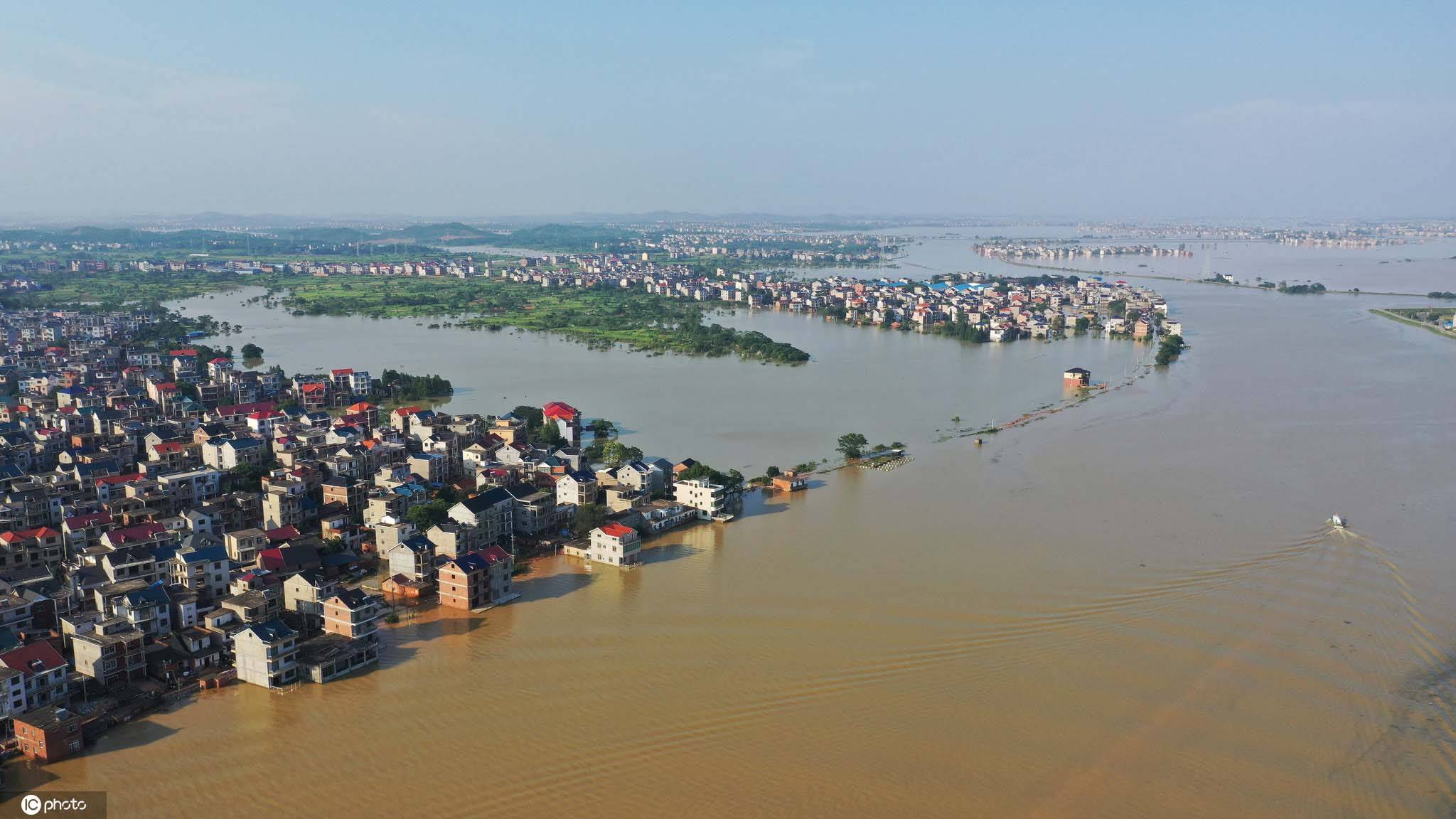 鄱阳湖水位突破历史极值 航拍被洪水围困的江西鄱阳县