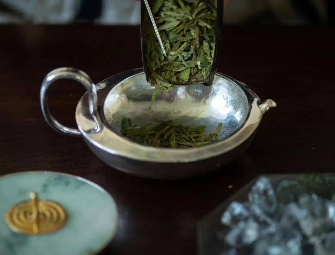 泡制一壶鲜爽的西湖龙井冰茶,只需三步:冰泡茶对于这一古老的冷泡茶法