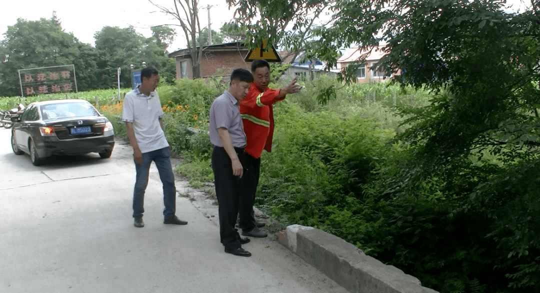 检查过程中,徐永存实地查看了各单位河堤加固,河道清