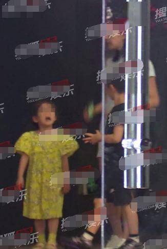 霍思燕二胎女儿“哎哟喂”疑曝光 嗯哼贴心照顾 杜江抱怀中超宠溺