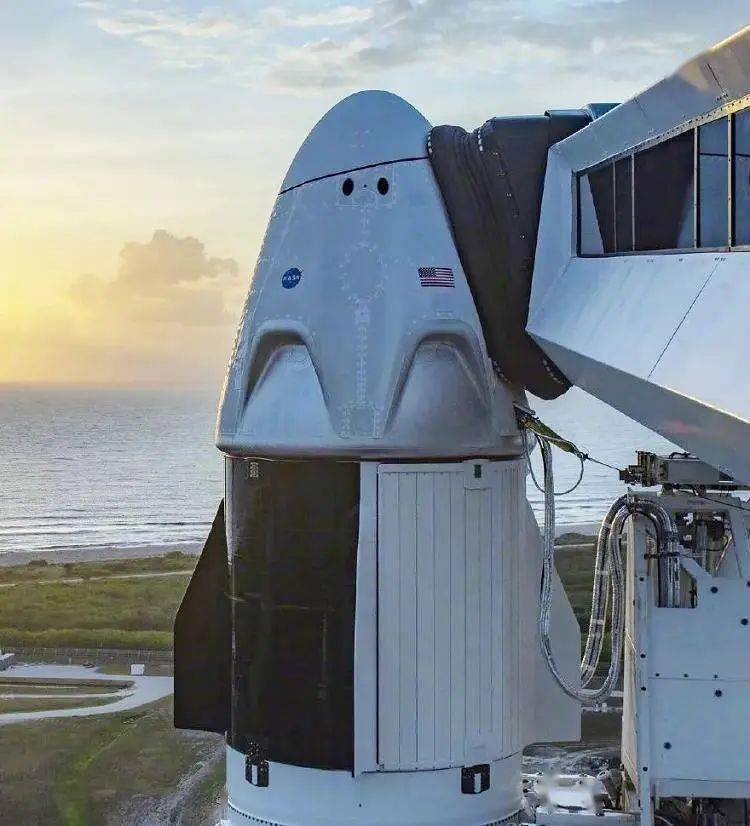 spacex龙飞船内部设备构造今年最佳科幻灵感源泉