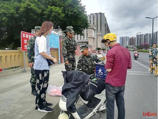 成都|外卖小哥电话响了 接电话的却是武警：“他受伤了，外卖要等一会”