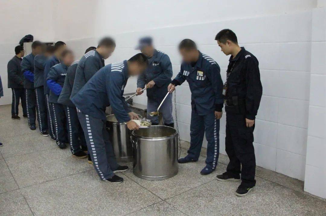 ▽ ▽ ▽ 罪犯在监狱里是强制作息的 每天晚上9点半点名10点睡觉 第二