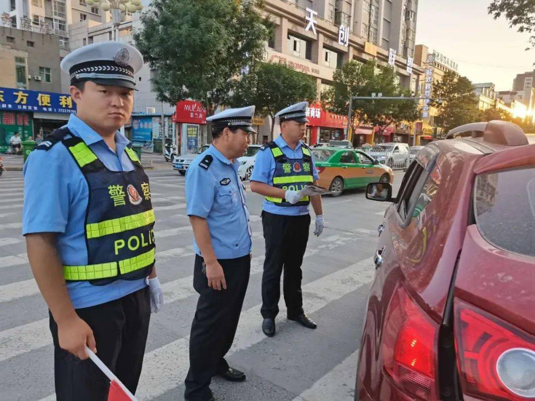 靖边交警街头开展"车让人 人守规"交通安全宣传劝导活动