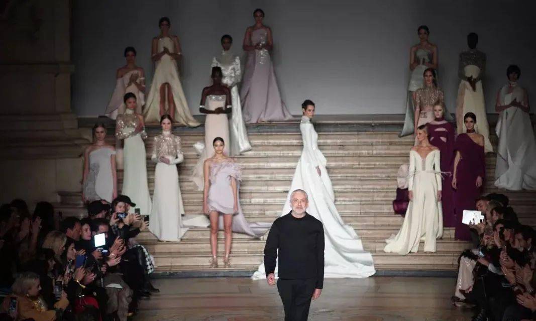 高定|美中带飒！对决于每一寸肌肤的高定细节，赋予了女性之美的全新定义