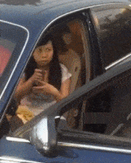 女司机这暴脾气一上来,哪还想着坡道拉手刹呢!