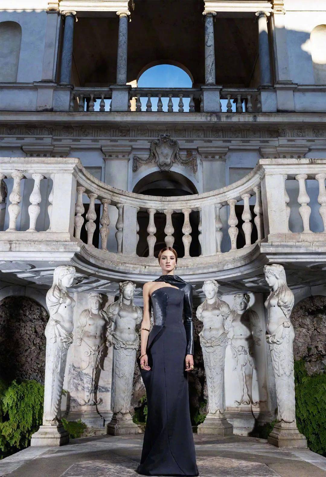 高定|美中带飒！对决于每一寸肌肤的高定细节，赋予了女性之美的全新定义