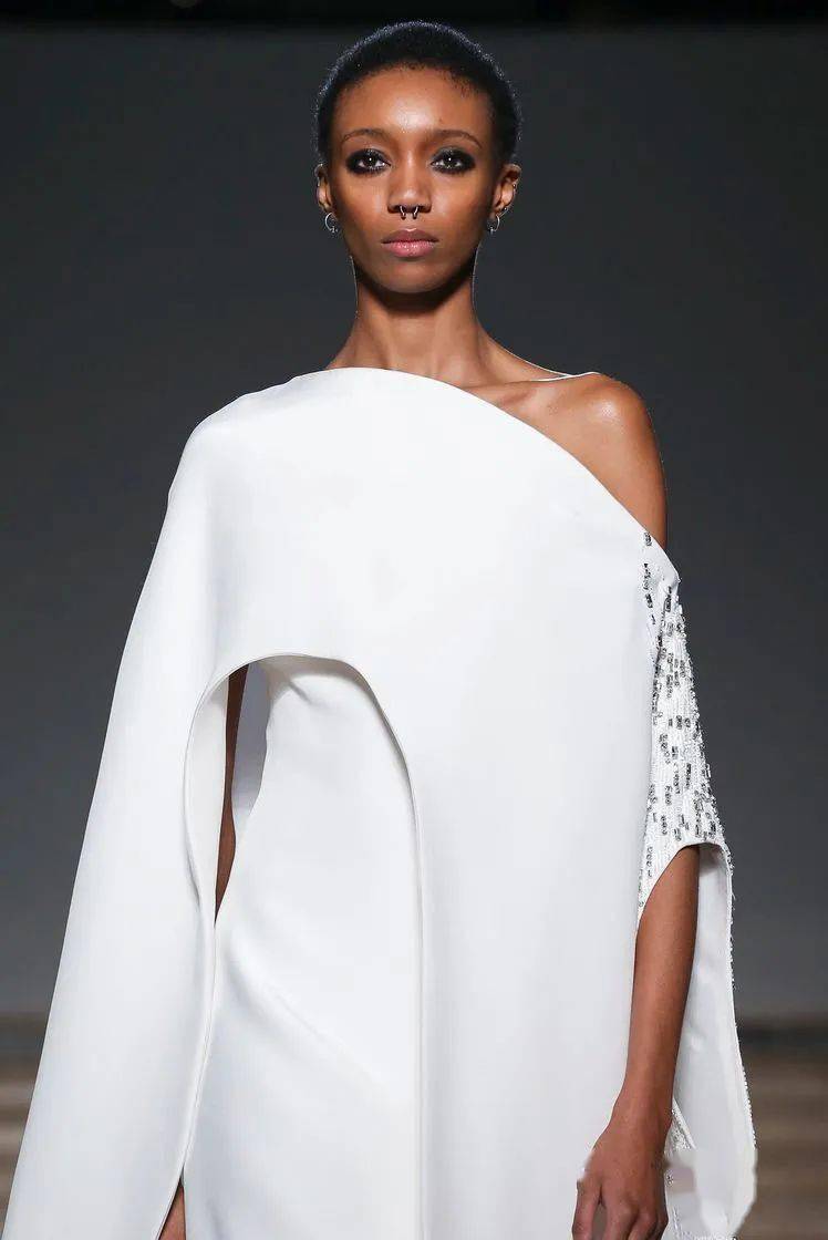 高定|美中带飒！对决于每一寸肌肤的高定细节，赋予了女性之美的全新定义