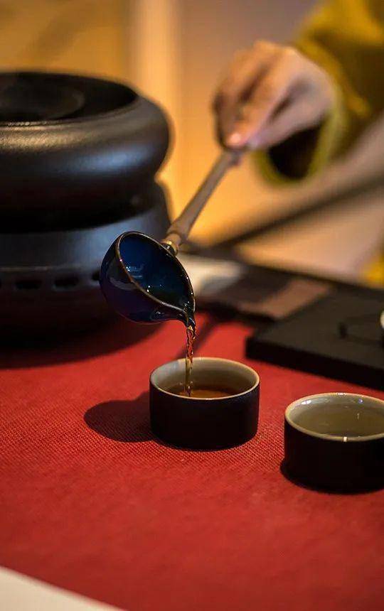 日本的仓则行洋在《艺道的哲学》中说,"茶道是茶至心之路","茶是宗教