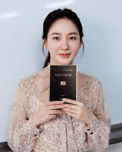 网友|“韩国童颜美女”私照曝光！50岁撩到国民男神，网友酸哭：这女人段位太高！