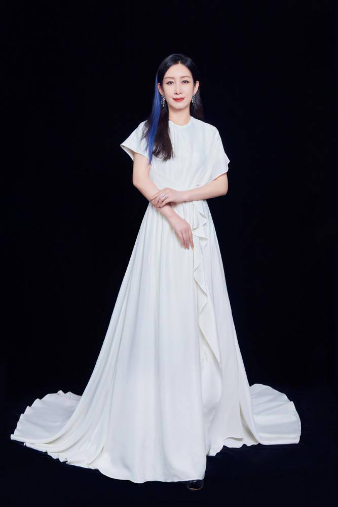 五五|秦海璐现身机场,打扮朴素,身材五五分一点不像女明星