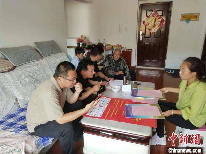 扶贫|（图文）山西驻村第一书记翟冠军：扎根农村助力“精准扶贫”（5张）