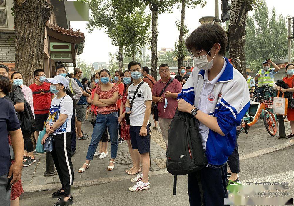 丁彩英|图集|北京中考送考上演“总动员” 孩子家长齐上阵