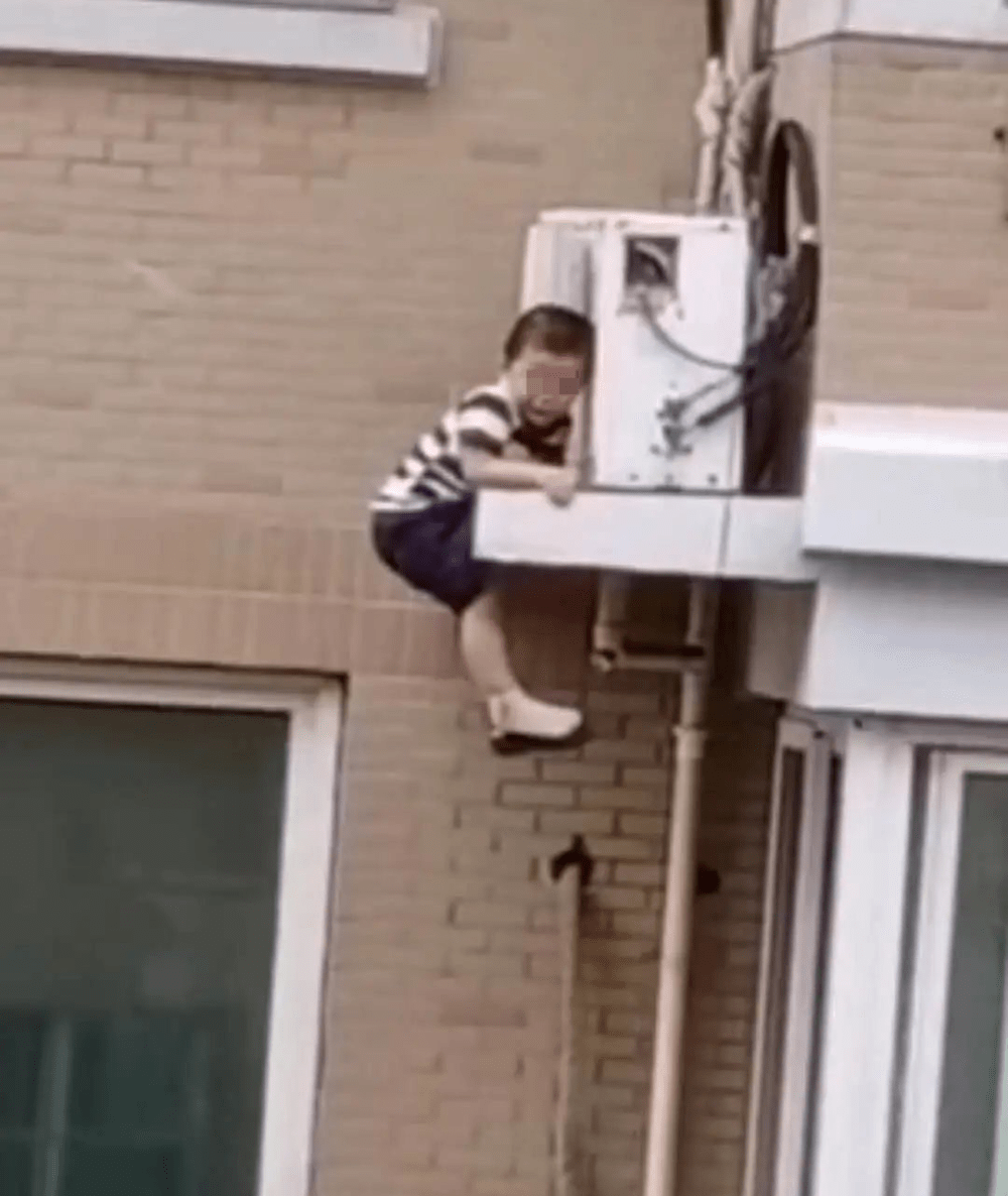 小男孩|小男孩急速坠落，关键时候，楼下一双手臂稳稳托住！