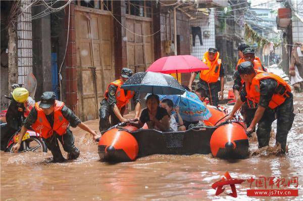 暴雨|有你们在真好！重庆万州暴雨袭城 武警官兵紧急救援