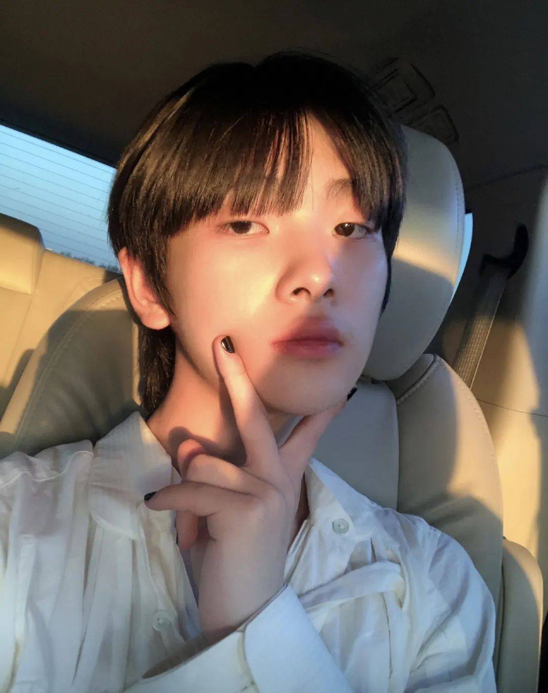 发型|王一博又解锁了新妆发？我宣布男明星在美容方面比女生还用力！