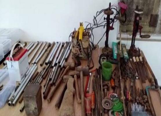 非法|印度北方邦警方捣毁一地下武器工厂