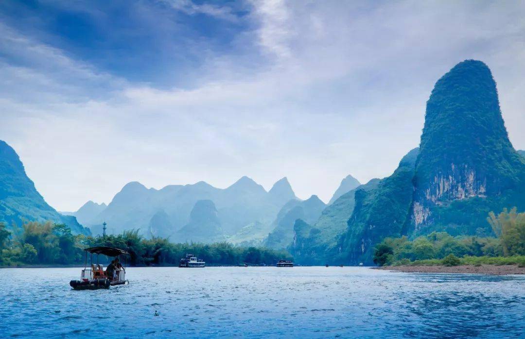 新版人民币自带美颜滤镜,人民币背面的风景更是精华中的精华.