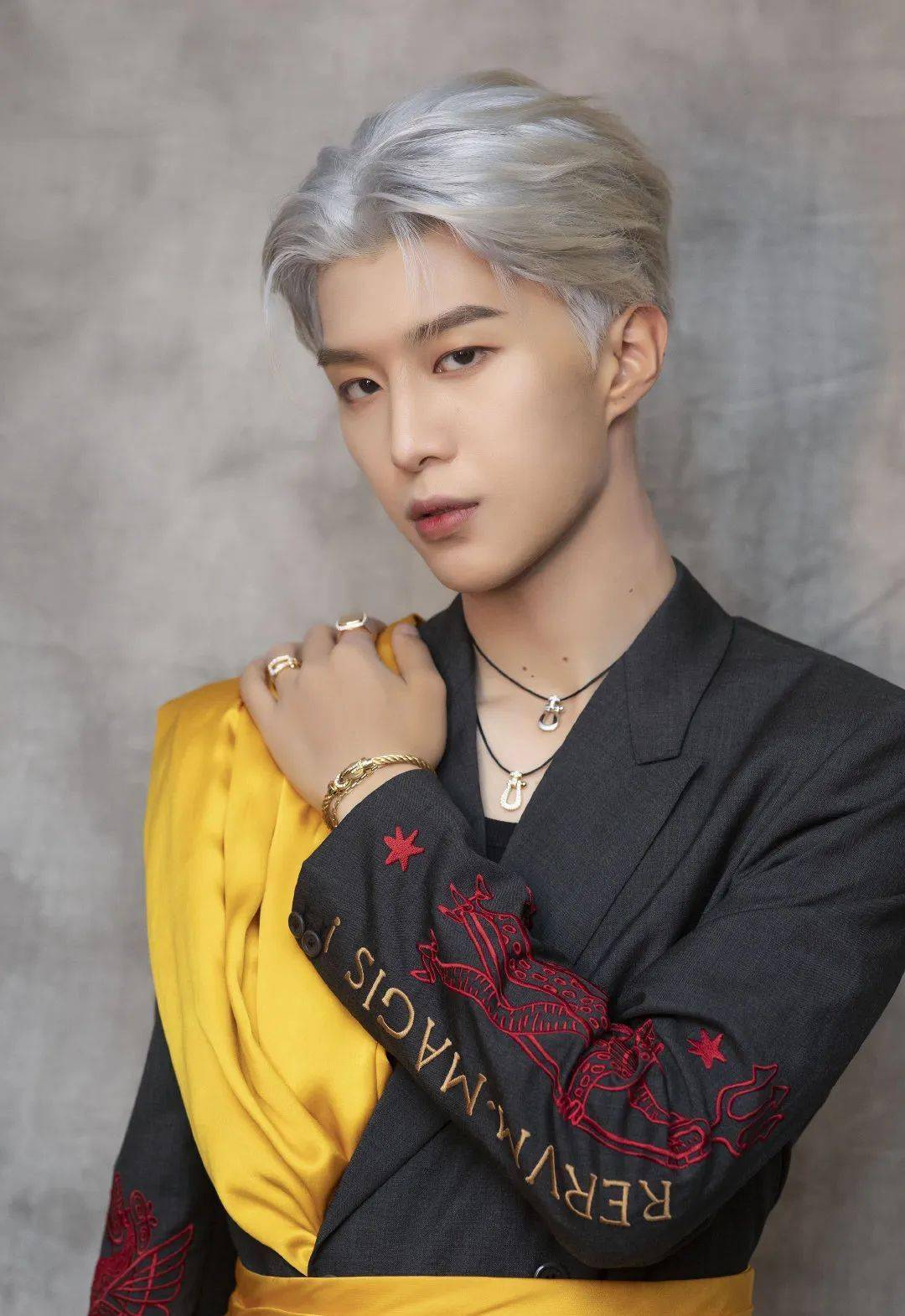 发型|王一博又解锁了新妆发？我宣布男明星在美容方面比女生还用力！