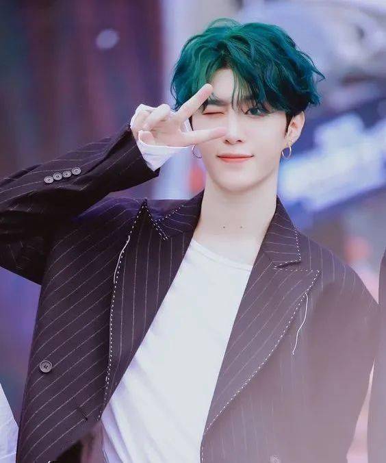 发型|王一博又解锁了新妆发？我宣布男明星在美容方面比女生还用力！